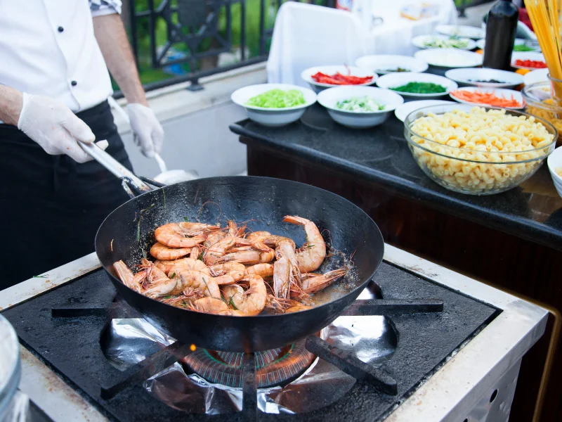 đầu bếp chế biến tôm trong nhà hàng